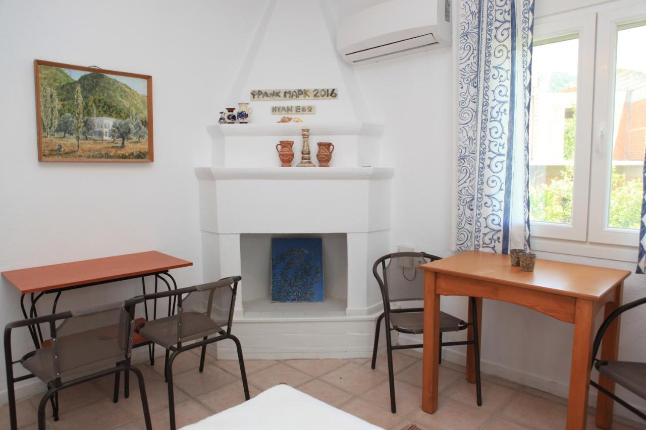 O Pyrgos Accommodations Panormos  Esterno foto